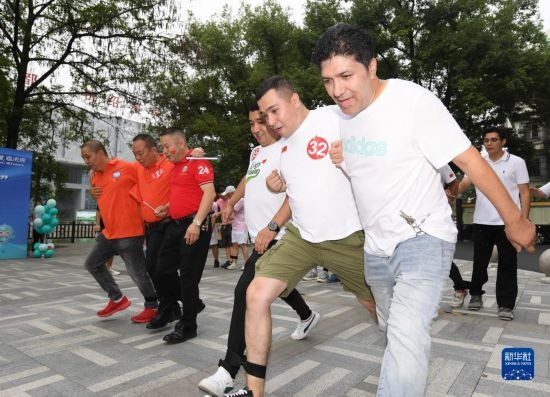 9月28日，在柯橋柯亭社區(qū)，各民族居民參加趣味運動會。