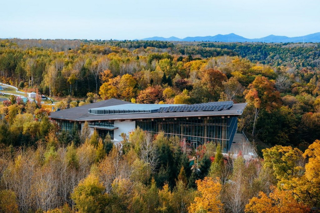 園區(qū)在多棟建筑上都安裝有分布式光伏發(fā)電設(shè)施。邱活攝