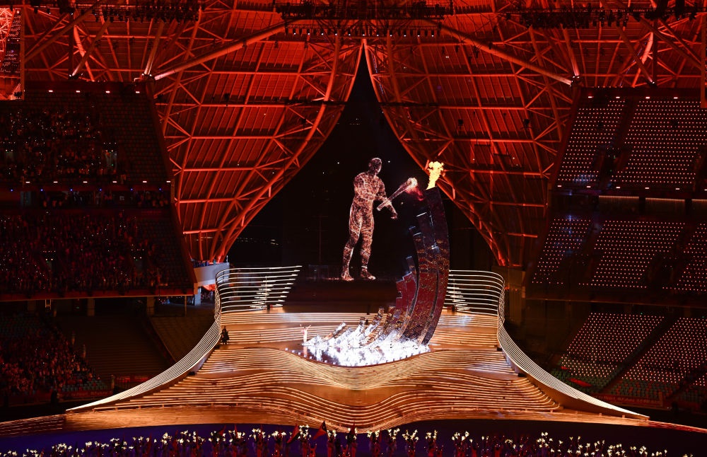 9月23日，最后一棒火炬手汪順和“數(shù)字火炬手”在第19屆亞洲運(yùn)動(dòng)會(huì)開幕式上點(diǎn)燃主火炬。新華社記者 胡虎虎 攝