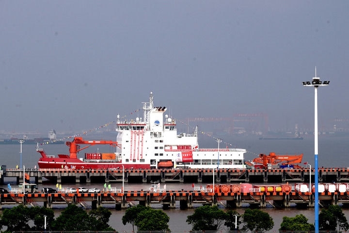 9月27日，“雪龍2”號(hào)極地科考破冰船停泊在中國極地考察國內(nèi)基地碼頭。當(dāng)日，由自然資源部組織的中國第13次北冰洋科學(xué)考察隊(duì)乘“雪龍2”號(hào)極地科考破冰船返回上海，標(biāo)志著中國第13次北冰洋科學(xué)考察任務(wù)圓滿完成。新華社記者 張建松 攝