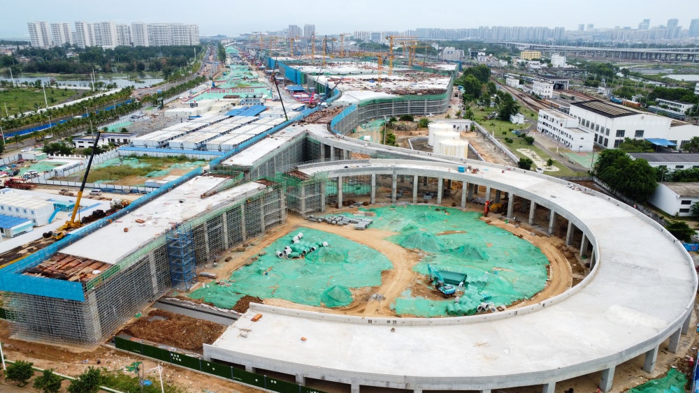 9月9日拍攝的?？谛潞８酆湍细邸岸€口岸”（貨運(yùn)）集中查驗(yàn)場(chǎng)所建設(shè)項(xiàng)目（無人機(jī)照片）。該項(xiàng)目是海南自貿(mào)港封關(guān)運(yùn)作重點(diǎn)項(xiàng)目。新華社記者 楊冠宇 攝