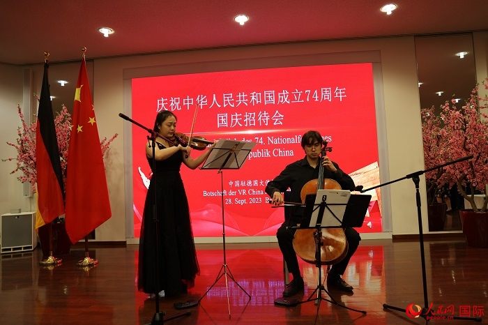 青年音樂家為來賓們現(xiàn)場(chǎng)演奏《我和我的祖國(guó)》。人民網(wǎng)記者 劉仲華攝