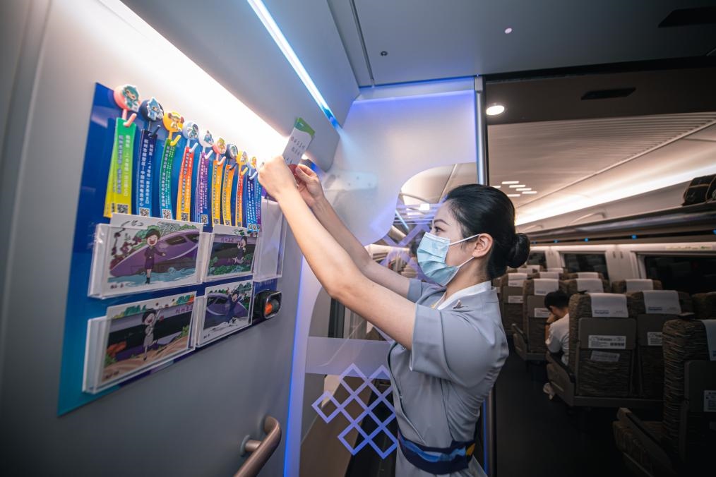 2023年9月16日，復(fù)興號(hào)亞運(yùn)智能動(dòng)車組列車正式載客運(yùn)營(yíng)。新華社記者 江漢 攝