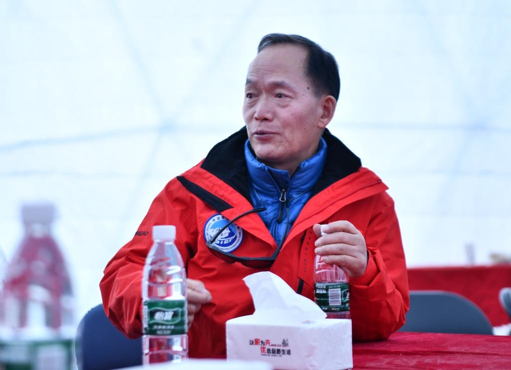 中國科學(xué)院院士、第二次青藏科考隊隊長姚檀棟在卓奧友峰登山大本營（9月29日攝）。新華社記者晉美多吉 攝