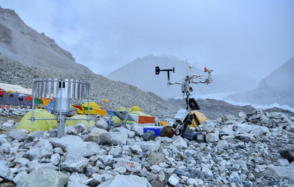 位于海拔5700米卓奧友峰前進營地的自動氣象站（9月29日攝）。新華社記者晉美多吉 攝