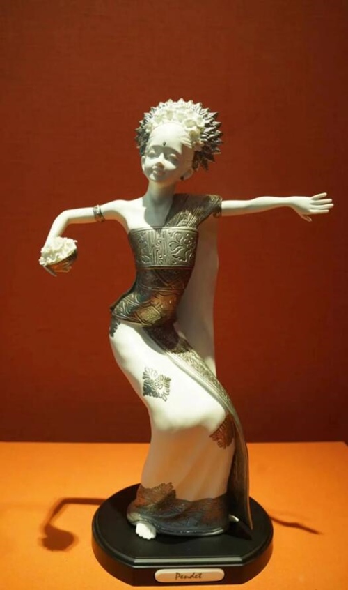 2013年10月，時(shí)任印度尼西亞總統(tǒng)蘇西洛贈(zèng)送習(xí)近平主席的鑲錫瓷塑舞者。