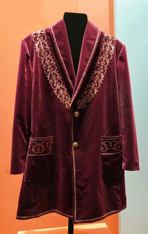 2013年9月，時(shí)任哈薩克斯坦總統(tǒng)納扎爾巴耶夫贈(zèng)送習(xí)近平主席的哈薩克斯坦民族服裝。