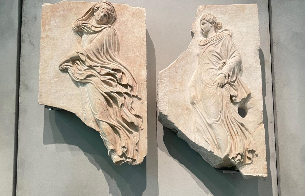 出自酒神劇場的浮雕，刻畫了舞者的形象。人民網(wǎng)記者 郭冠華攝