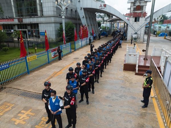 移交現(xiàn)場。公安部供圖