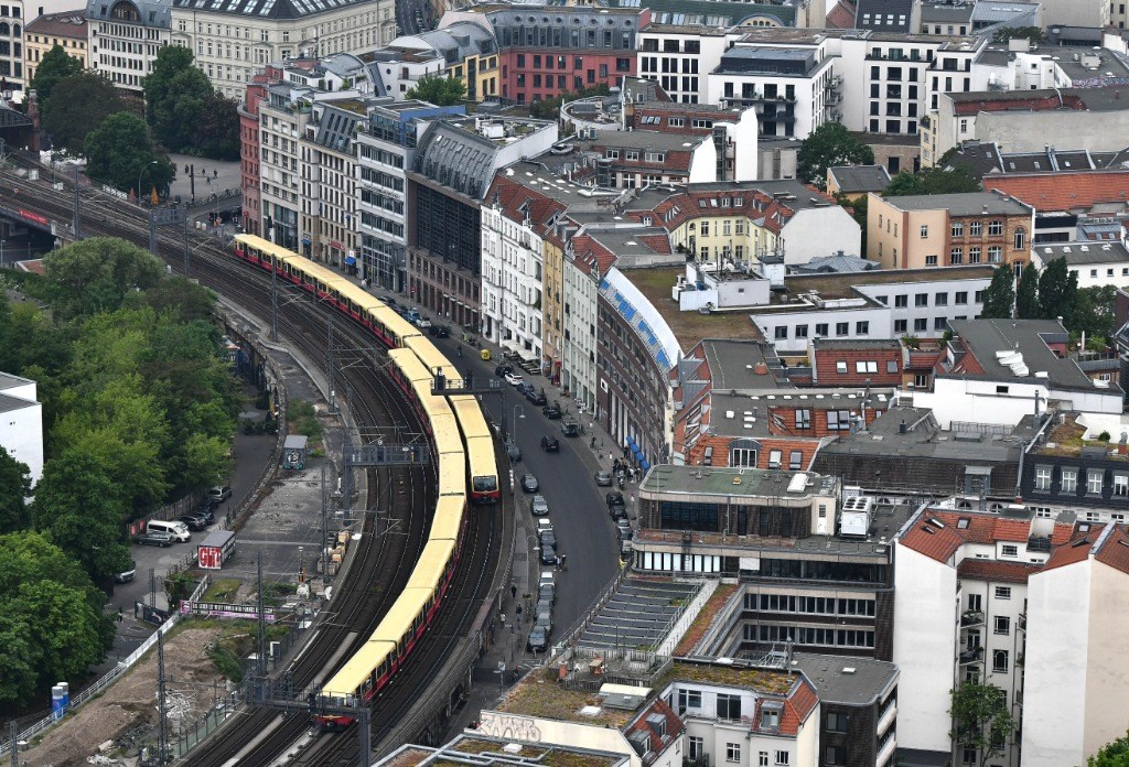 5月23日，列車在德國柏林市區(qū)行駛。新華社記者任鵬飛攝