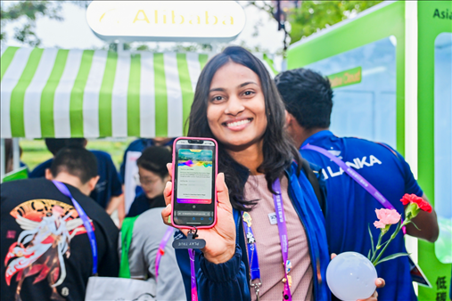 亞運(yùn)村運(yùn)動(dòng)員正在展示個(gè)人的低碳賬戶(hù)。 受訪(fǎng)者供圖