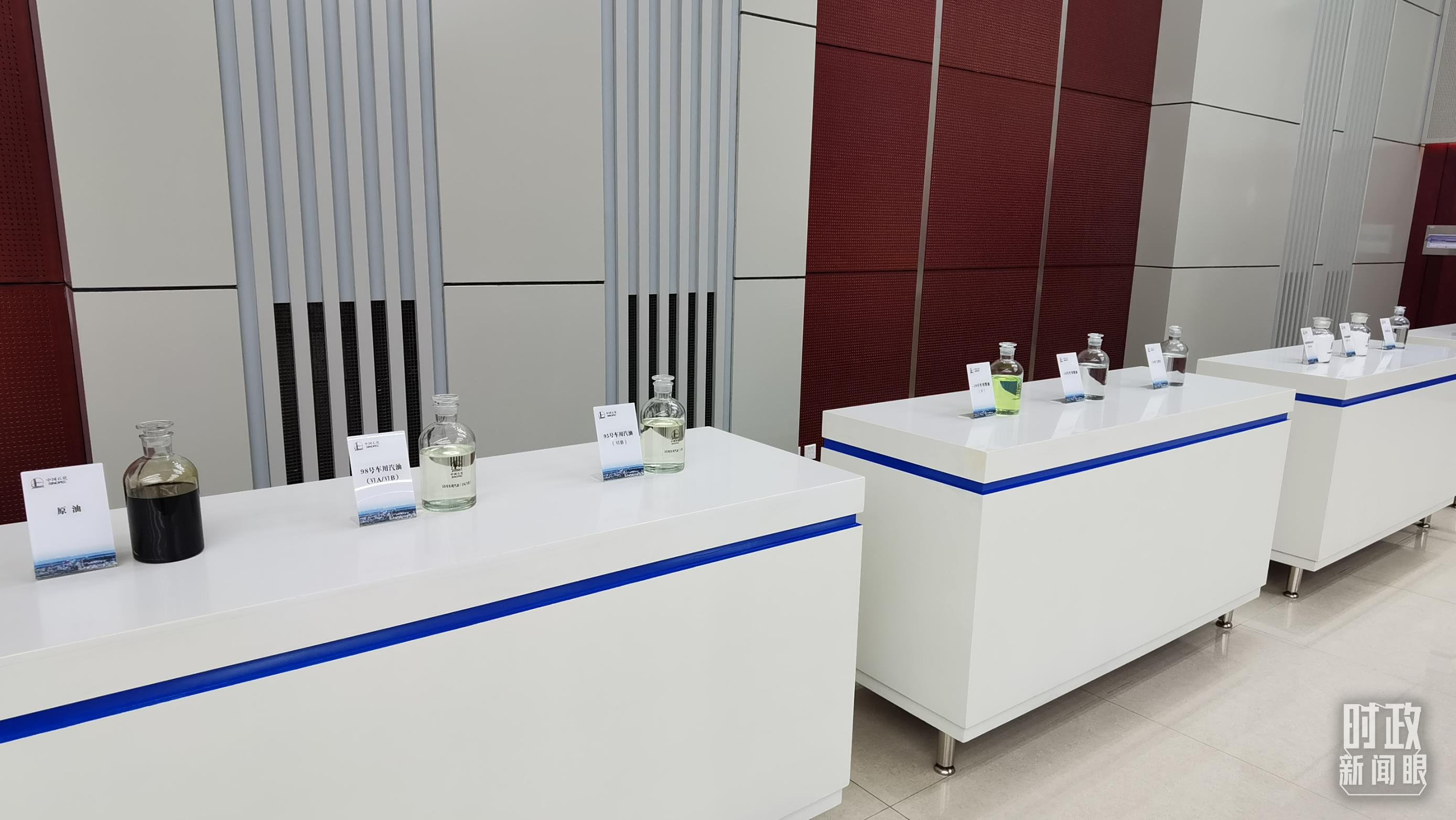 △中國(guó)石化九江分公司生產(chǎn)的產(chǎn)品展示。（總臺(tái)央視記者郭鴻拍攝）