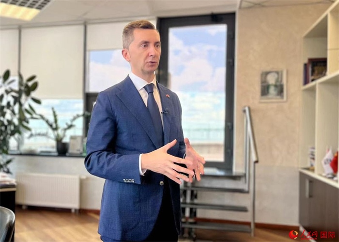 中白工業(yè)園開(kāi)發(fā)公司第一副總經(jīng)理基里爾·卡羅杰耶夫接受人民網(wǎng)記者采訪。人民網(wǎng)記者 朱虹攝