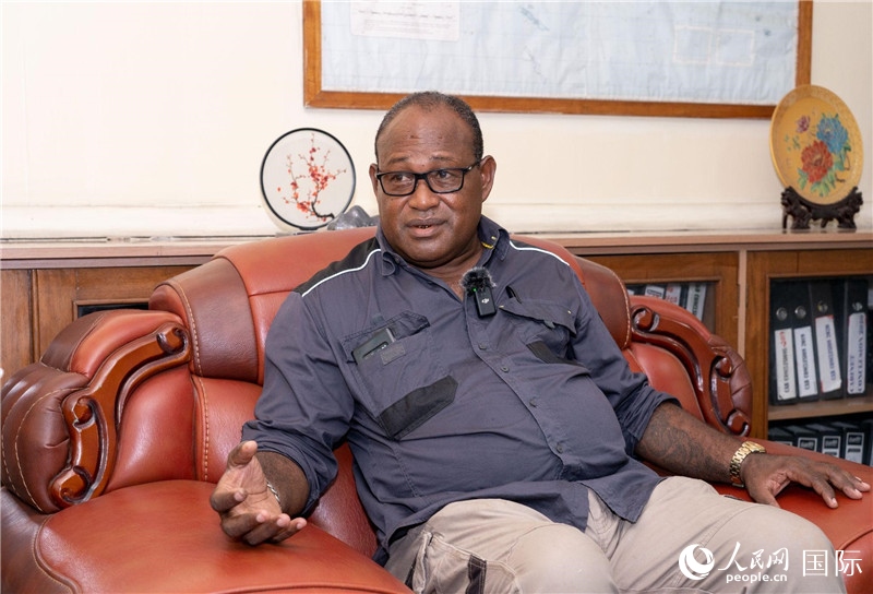 2023年9月13日，所羅門群島副總理兼基礎(chǔ)設(shè)施和發(fā)展部長(zhǎng)梅納西·梅蘭加在首都霍尼亞拉接受人民網(wǎng)記者專訪。人民網(wǎng) 賀吉攝