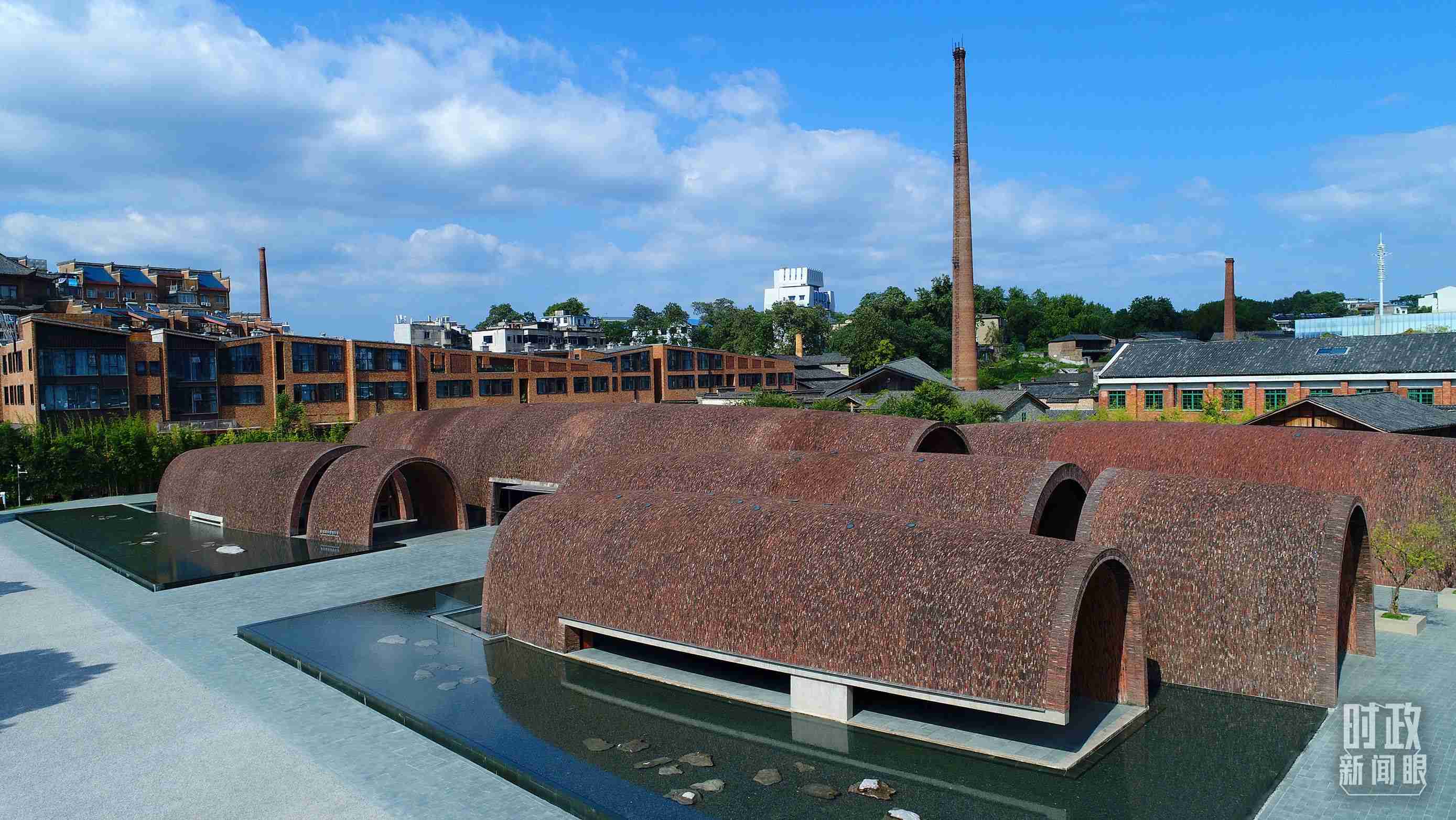 △街區(qū)內(nèi)的博物館，借鑒了景德鎮(zhèn)清代獨(dú)創(chuàng)的蛋形柴窯構(gòu)造特點(diǎn)。（總臺(tái)央視記者范凱拍攝）