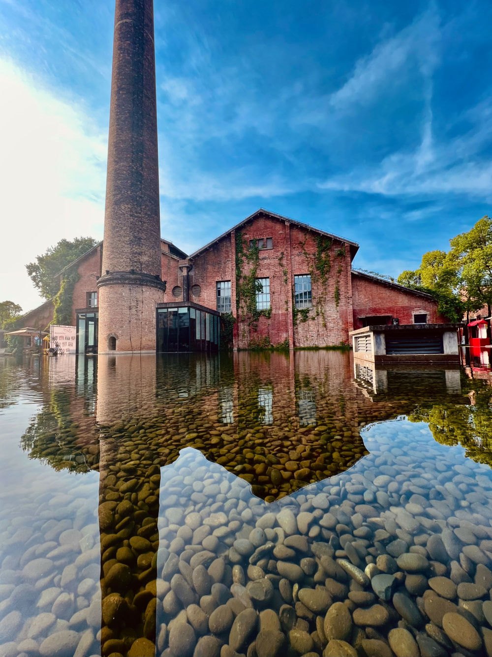↑景德鎮(zhèn)陶溪川文創(chuàng)街區(qū)一景（2023年5月15日攝）。