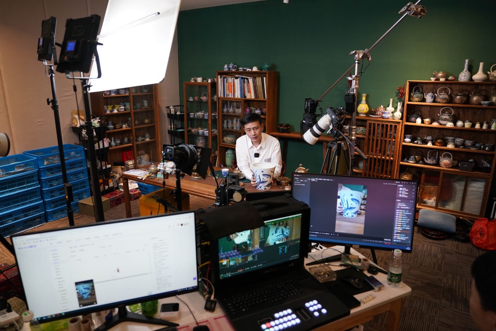 ↑在景德鎮(zhèn)，工作人員通過(guò)網(wǎng)絡(luò)直播推介陶瓷產(chǎn)品（2023年2月22日攝）。