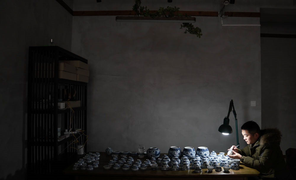 ↑ 2020年12月23日，手工陶瓷制作者在工作室檢測(cè)成品。