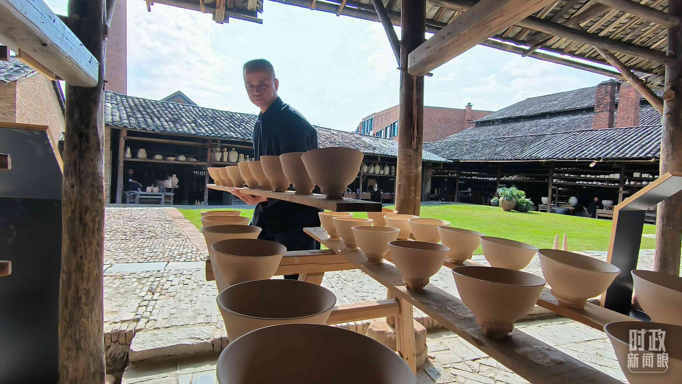 △匠人正在晾曬陶瓷制品。（總臺(tái)央視記者范凱拍攝）