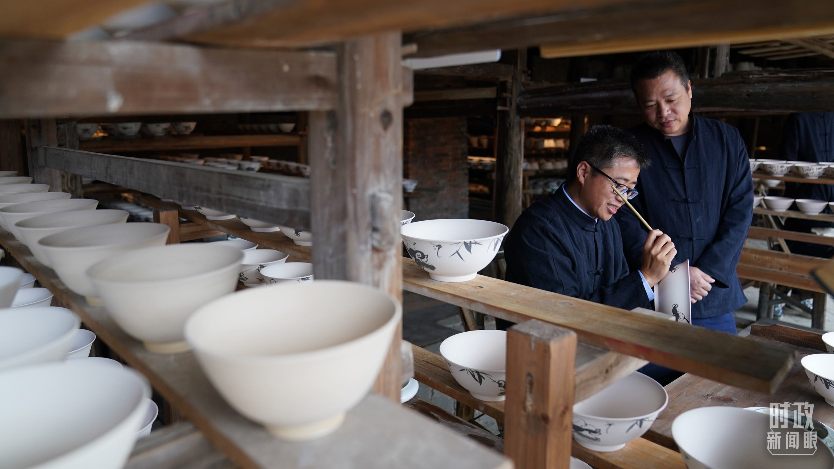 △非遺傳承人正在繪制瓷器。（總臺(tái)國(guó)廣記者李晉拍攝）