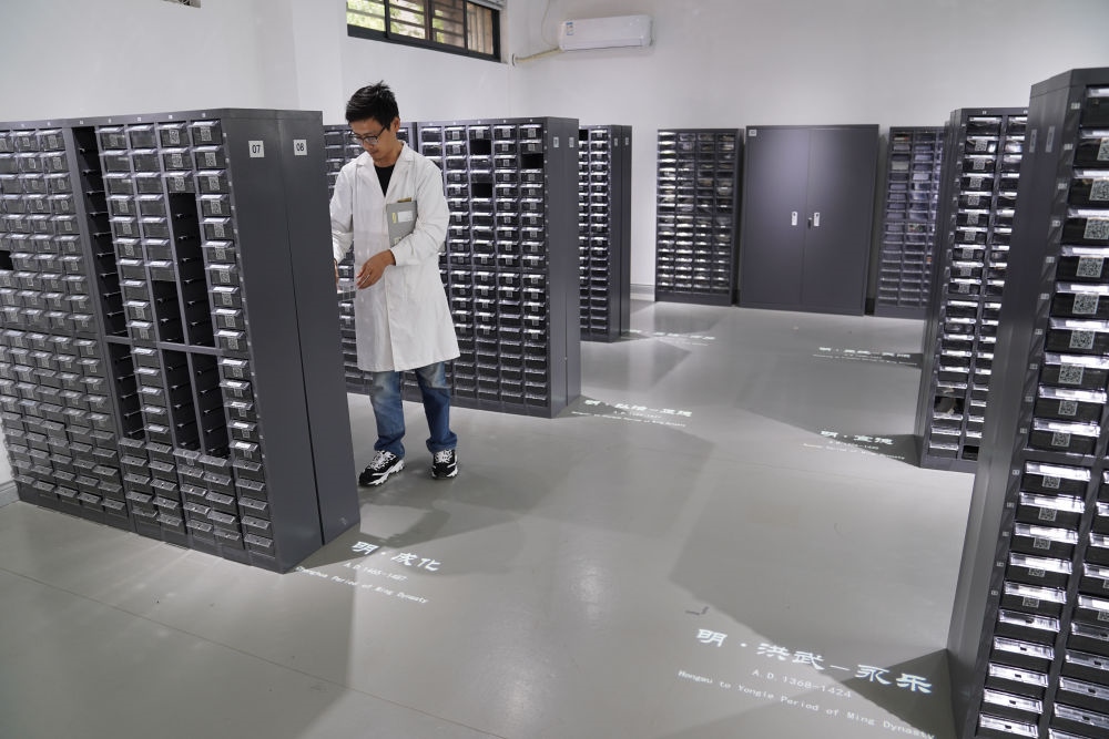 ↑工作人員在古陶瓷基因庫(kù)里工作（2023年5月16日攝）。