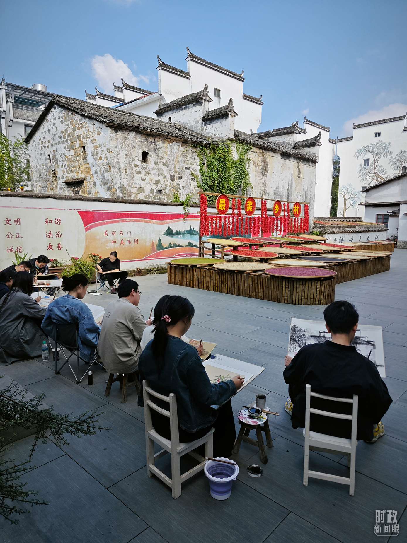 △來自中國(guó)美術(shù)學(xué)院的同學(xué)在石門村寫生。（總臺(tái)央視記者郁振一拍攝）