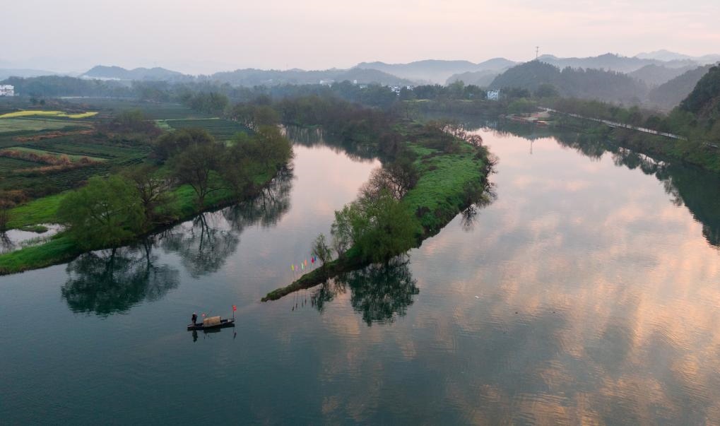 2021年3月15日拍攝的婺源月亮灣旅游公園，石門自然村坐落于此。新華社記者 胡晨歡 攝
