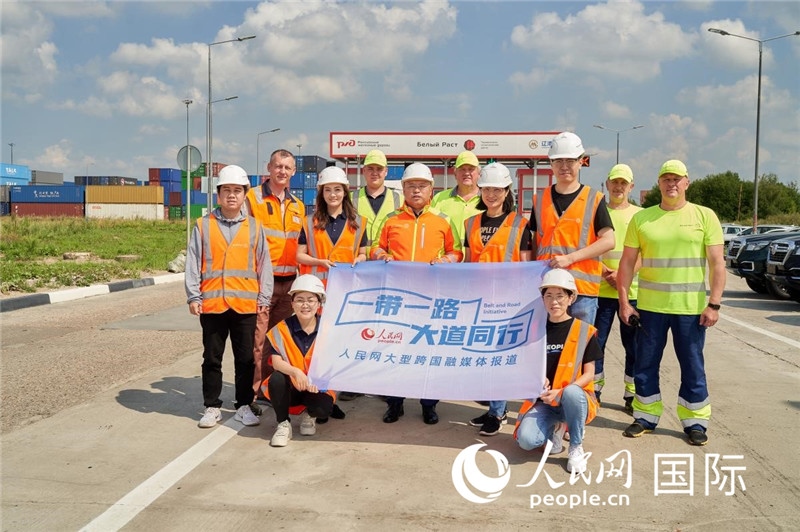 人民網(wǎng)記者在莫斯科別雷拉斯特物流中心采訪。