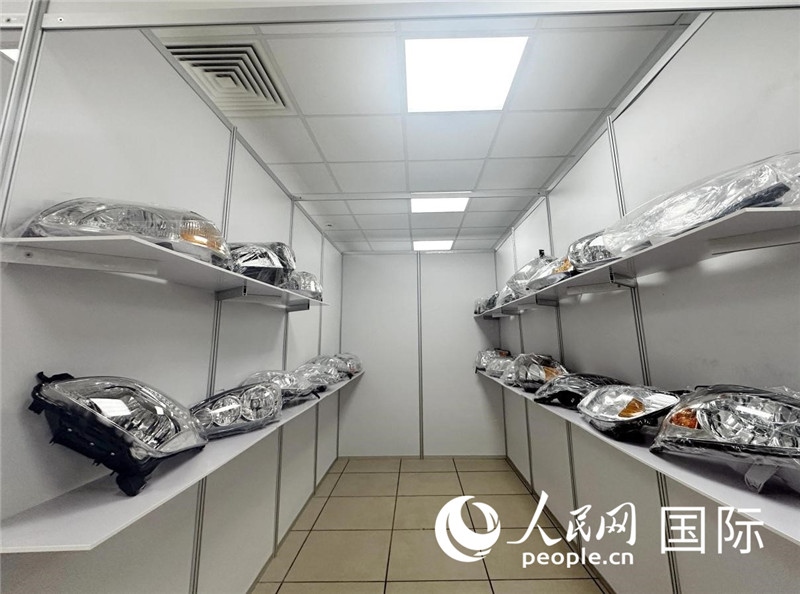 在位于莫斯科格林伍德國(guó)際貿(mào)易中心的浙江寧波優(yōu)質(zhì)商品展銷中心內(nèi)，展示著來(lái)自浙江寧波慈溪市的汽車配件樣品。人民網(wǎng)記者 申佳平攝