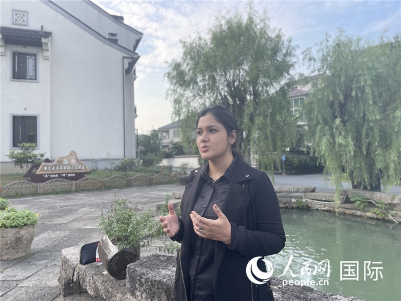 孟加拉國(guó)Channel 24電視頻道主持人伊斯拉特·阿敏在安吉接受記者采訪。人民網(wǎng)記者 張榮攝