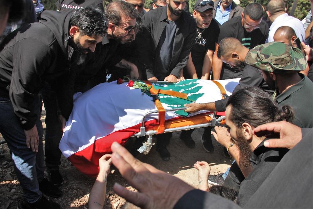 10月14日，黎巴嫩南部希亞姆鎮(zhèn)，黎巴嫩記者和民眾為在以色列轟炸中死亡的攝影記者伊薩姆·阿卜杜拉送葬。新華社發(fā)（塔希爾·阿布·哈姆丹攝）