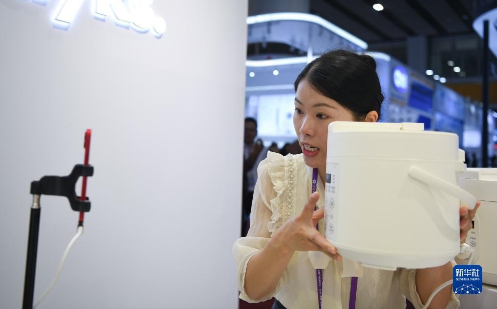 10月15日，參展的工作人員在展臺(tái)直播介紹家電產(chǎn)品。新華社記者 鄧華 攝