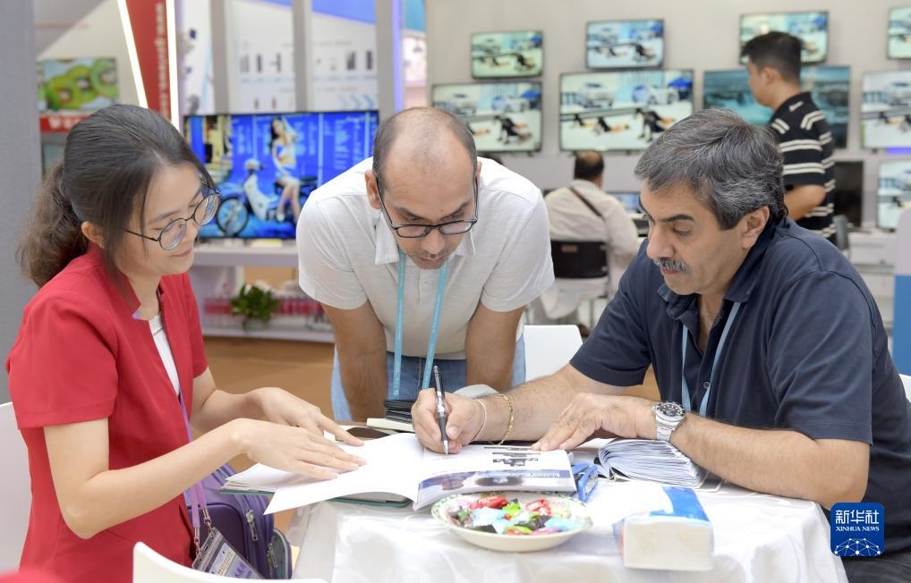 10月15日，客商在廣交會(huì)上洽談業(yè)務(wù)。新華社記者 盧漢欣 攝