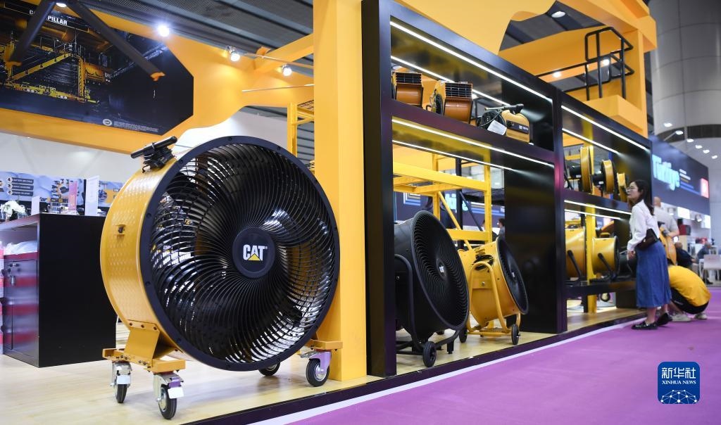 10月15日，參觀者在了解一家美國參展商的產(chǎn)品。新華社記者 鄧華 攝