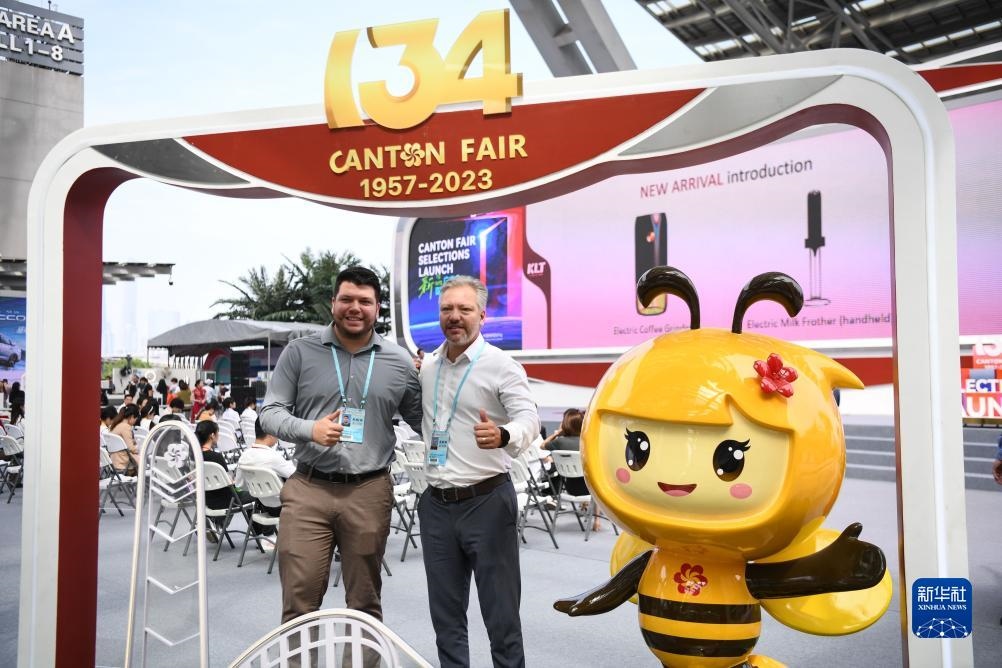 10月15日，來自巴西的采購商在廣交會(huì)上合影。新華社記者 鄧華 攝