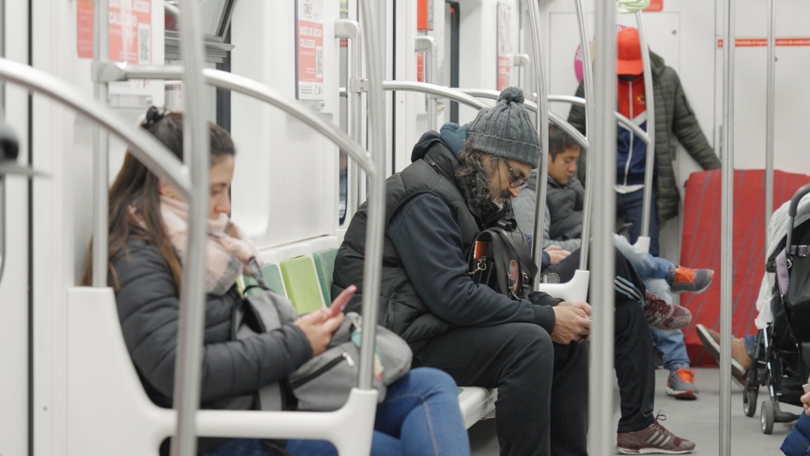 阿根廷布宜諾斯艾利斯市，乘客們乘坐A線地鐵從郊區(qū)前往市內(nèi)。人民網(wǎng)記者 張若涵攝