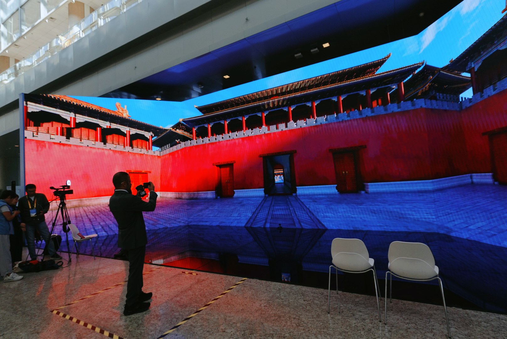 位于新聞中心的科技文化互動展示區(qū)。人民網(wǎng)記者 許維娜攝