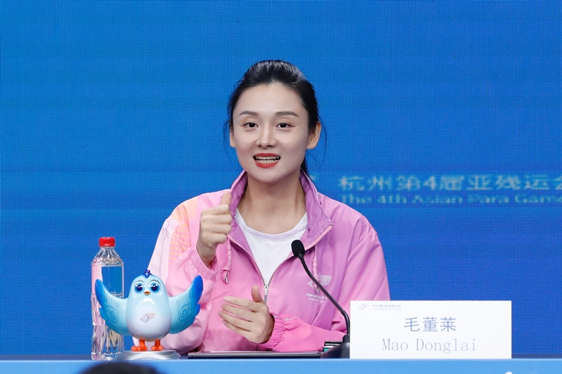 杭州市殘疾人綜合服務(wù)中心干事毛董萊介紹成為亞殘運(yùn)會(huì)火炬手的經(jīng)歷。杭州亞殘組委供圖