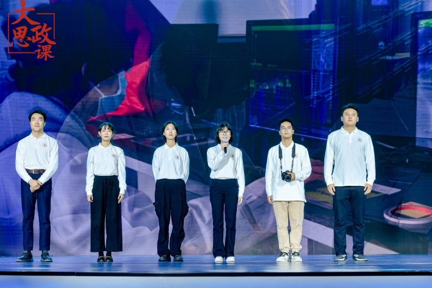 四川大學三星堆遺址考古隊隊長、考古文博學院教授黎海超和四川大學三星堆遺址考古隊隊員們