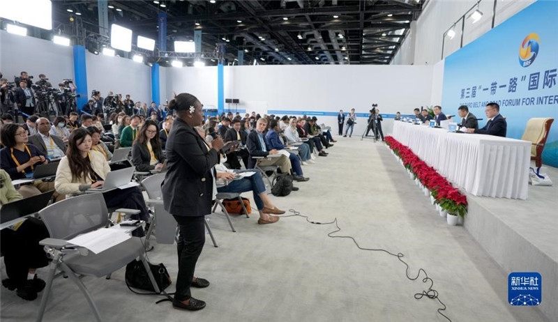 10月16日，第三屆“一帶一路”國(guó)際合作高峰論壇新聞中心在北京國(guó)家會(huì)議中心舉行首場(chǎng)吹風(fēng)會(huì)，邀請(qǐng)自然資源部國(guó)際合作司和相關(guān)單位負(fù)責(zé)人介紹有關(guān)情況，并回答記者提問(wèn)。新華社記者 王毓國(guó)攝