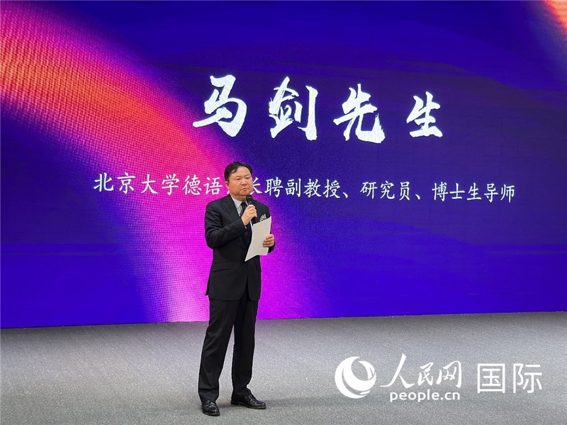 北京大學德語系長聘副教授馬劍點評學生表現(xiàn)。（攝影：張麗鷗）