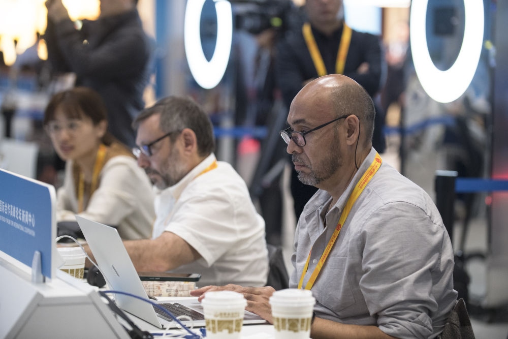 記者在“一帶一路”國際合作高峰論壇新聞中心工作（2023年10月17日攝）。