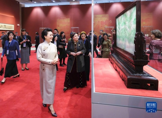  10月18日上午，國家主席習(xí)近平夫人彭麗媛邀請出席第三屆“一帶一路”國際合作高峰論壇的外方領(lǐng)導(dǎo)人夫人參觀中國工藝美術(shù)館（中國非物質(zhì)文化遺產(chǎn)館）。這是彭麗媛同外方領(lǐng)導(dǎo)人夫人參觀展品。新華社記者 丁林 攝