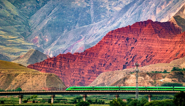 穿越丹霞地貌的火車。蘭州局集團公司融媒體中心供圖