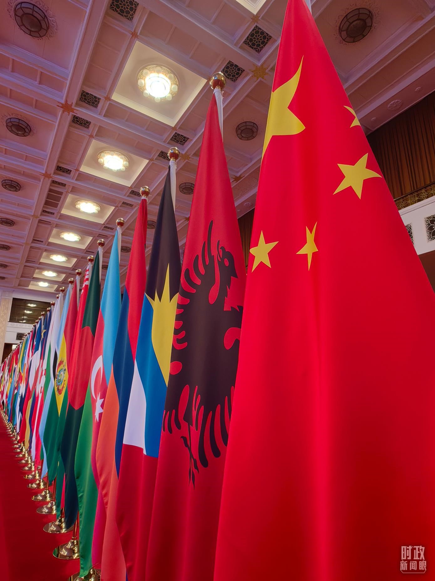 △開幕式會(huì)場(chǎng)內(nèi)整齊排列的旗幟。（總臺(tái)央視記者楊波拍攝）