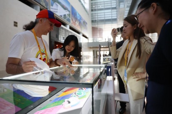 10月16日，參會記者在“一帶一路”國際合作高峰論壇新聞中心參觀展示的中國非物質(zhì)文化遺產(chǎn)展品。新華社記者 陳斌 攝