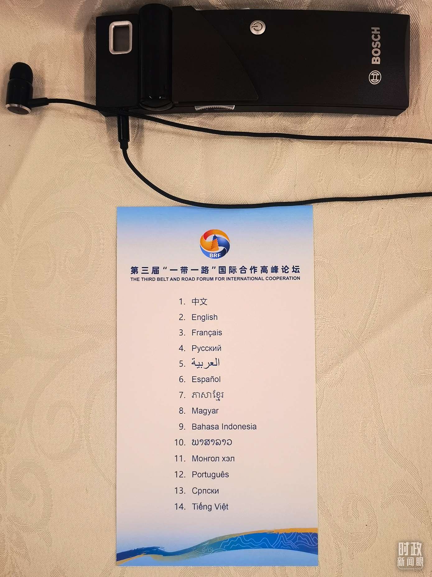 △開幕式現(xiàn)場(chǎng)提供14種語(yǔ)言的同聲傳譯。（總臺(tái)央視記者范學(xué)禹拍攝）