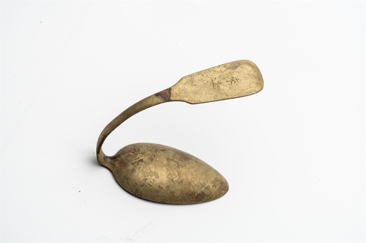 鏨刻“來遠”的湯勺。國家文物局供圖