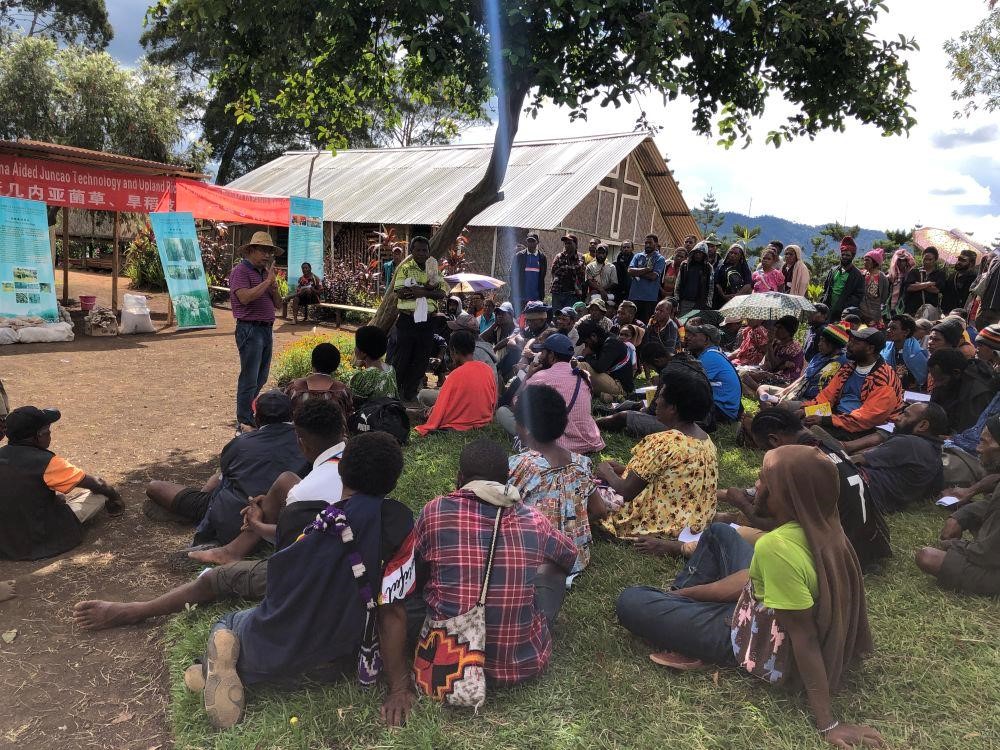 △2020年12月15日，中國專家在巴布亞新幾內(nèi)亞東高地省中國援助巴新菌草和旱稻技術(shù)項(xiàng)目第9期培訓(xùn)班上授課。