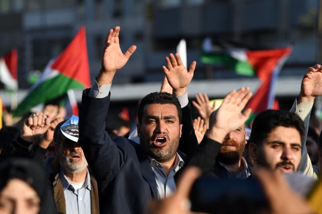 10月18日，人們在伊朗德黑蘭舉行集會。當(dāng)日，突尼斯、土耳其、伊朗等多國民眾舉行集會，表達對巴勒斯坦人民的支持，并譴責(zé)針對加沙城醫(yī)院的襲擊。新華社記者 沙達提 攝